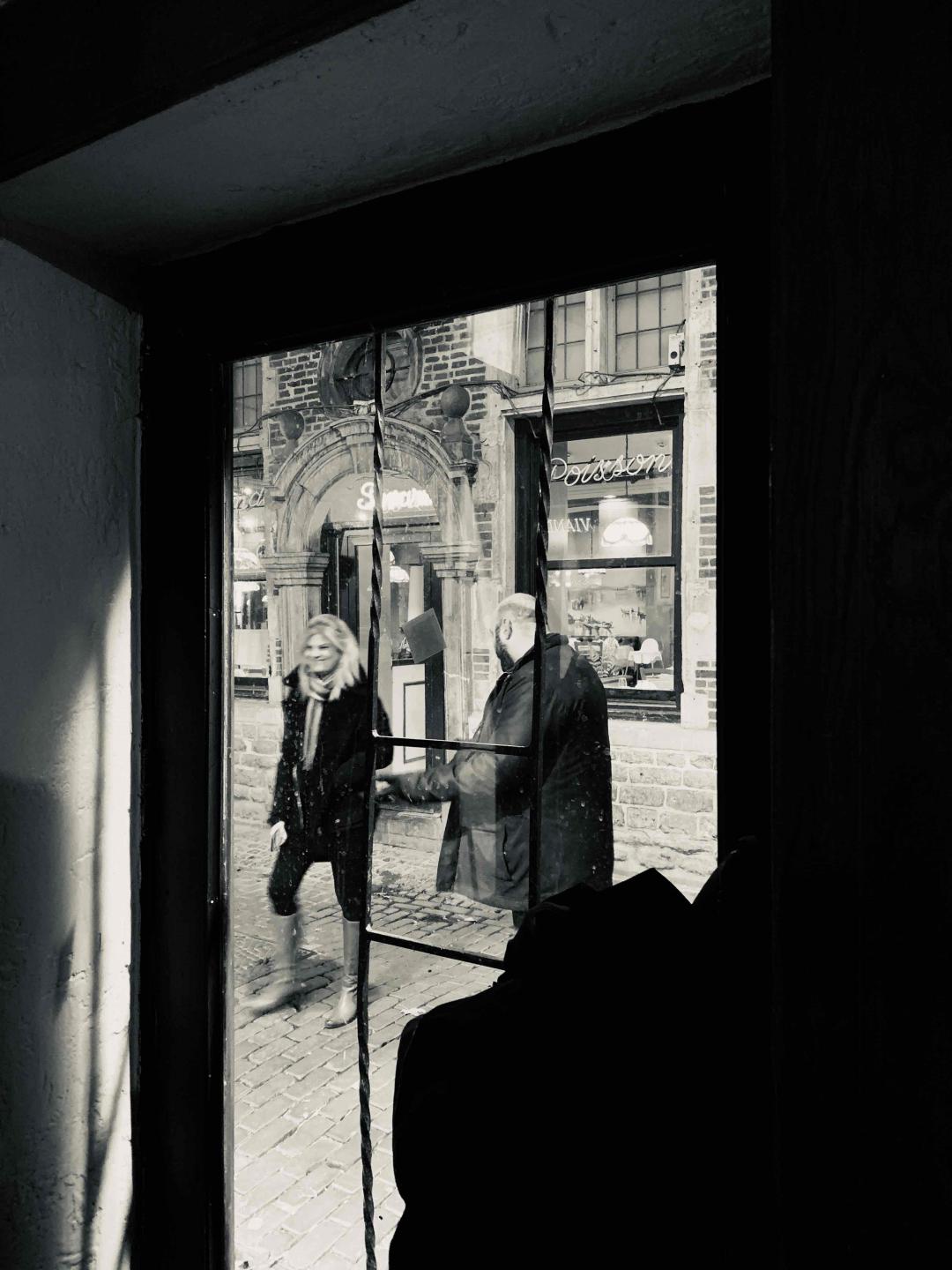 布鲁日酒吧的窗外