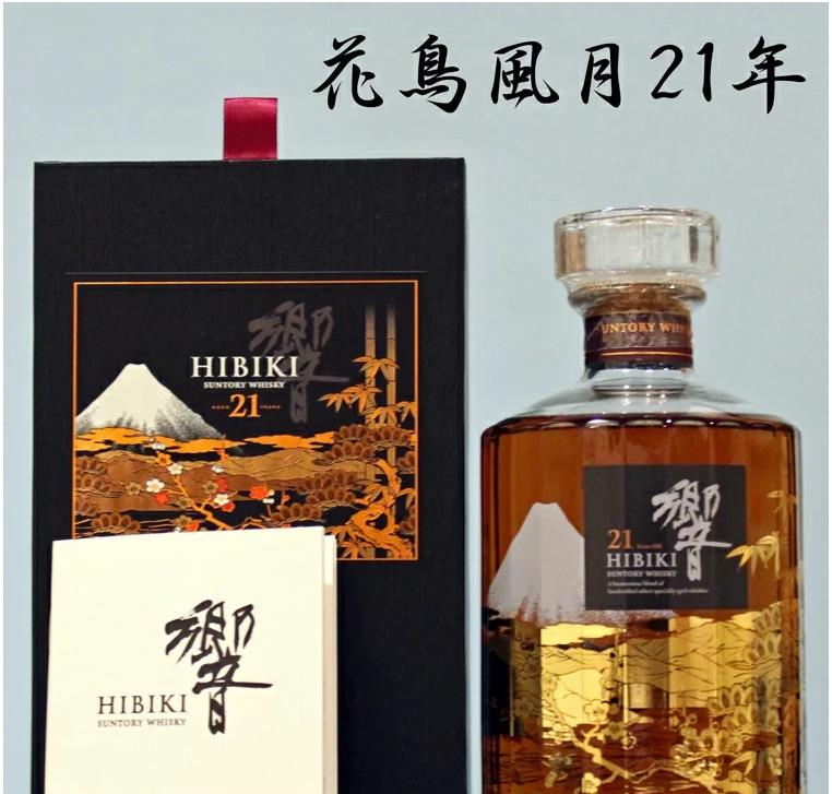 这个21年，所谓常规版是日本市场发售；花鸟版是欧美市场和免税店专供，全称花鸟风月21年；还有一个类似图形的叫富士山图。中身酒没区别。包装区别俩个：一个如瓶所见，花鸟版用了日本的“意匠”“写技术”“手绘”的，常规版仅仅贴和纸标签。这里面三个关键词，A：意匠，小册子里英文用的design；我觉得翻译的不是特别合适，偶然去过一次日本千叶县九十九里，那边有几个日本和工房、其中一间专门给三得利做意匠洋酒瓶。这个网上找不到，官网也语焉不详。不是去了当地工匠铺基本是不知道这个手绘花鸟风月来历。（自驾去成田的銚子玩返回的时候沿着海走，路上去便利店上洗手间看到的哪家店巧不巧。）关于意匠以后有机会发一个贴说一下。对了 欧美免税店版的21年包装盒里都有一个小册子，里面日文英文有介绍的。中间有一句话专门讲这个洋酒瓶。看那个就大概了解，绝对不是水晶瓶。左下的小册子里有写，还有个区别在瓶盖、很微妙，不仔细看看不出来。这个版本是2015年发售，同时17年出了凤凰版、然后花鸟。