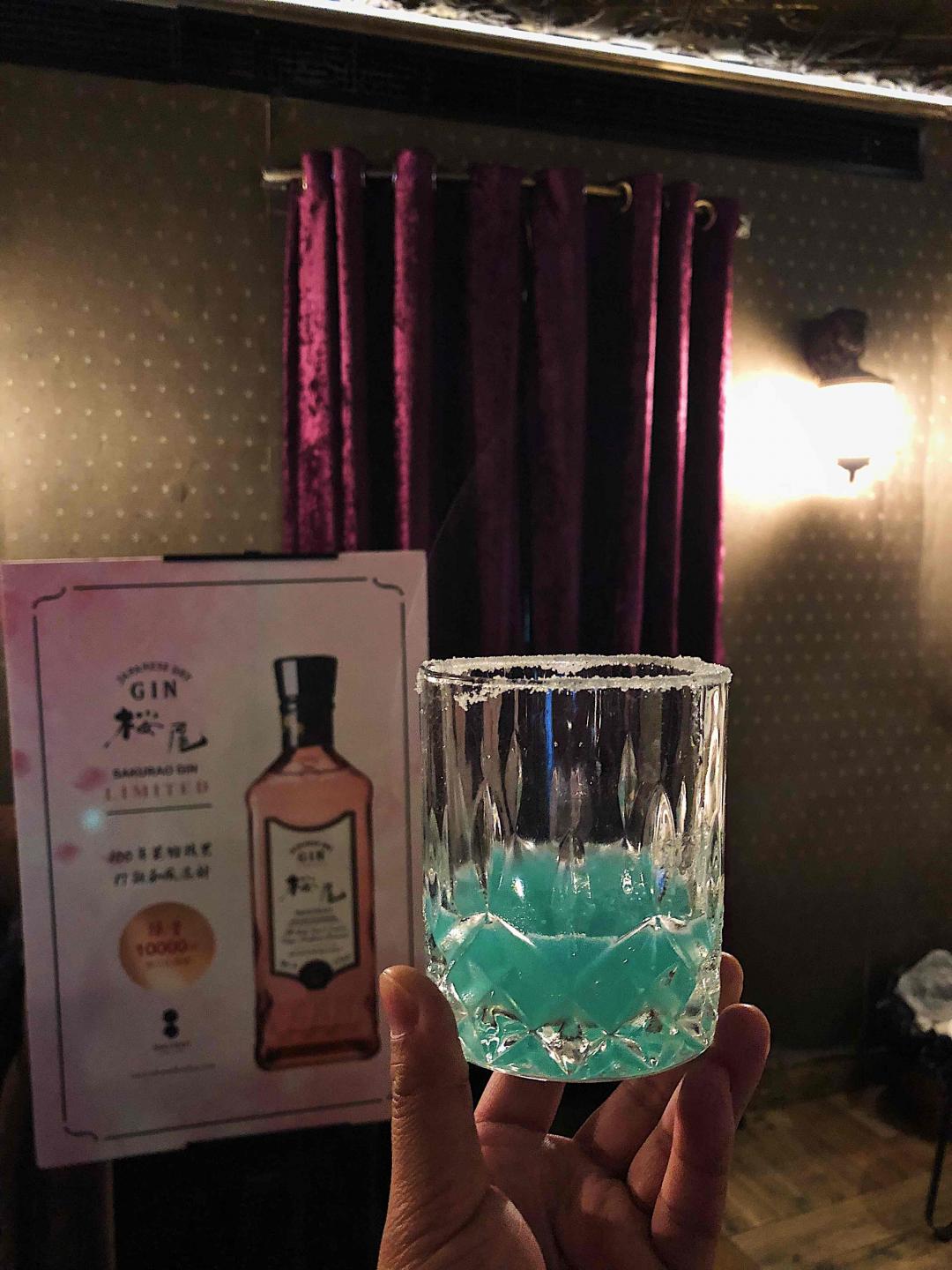 在下着秋雨的魔都夜晚，乱入了现代魔幻主义的酒局，可惜只呆了10分钟。