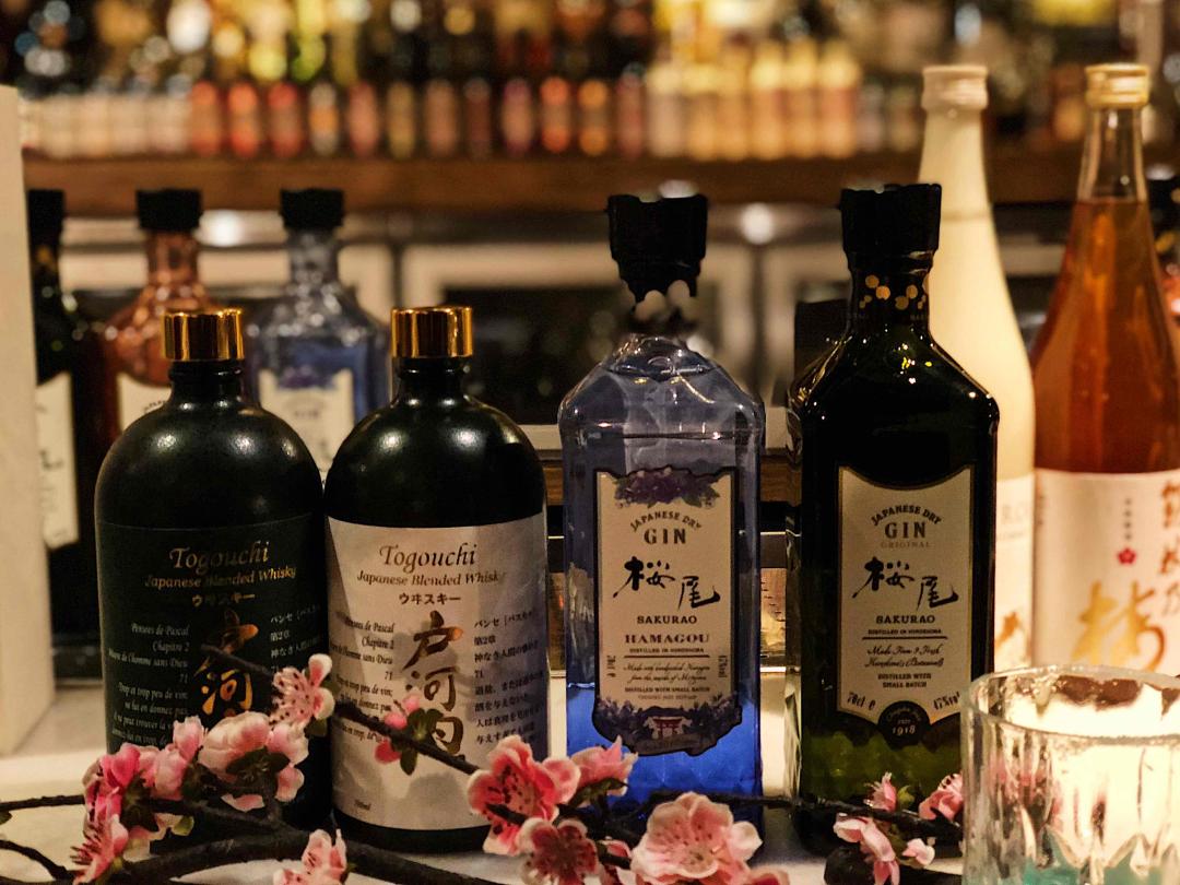 在下着秋雨的魔都夜晚，乱入了现代魔幻主义的酒局，可惜只呆了10分钟。