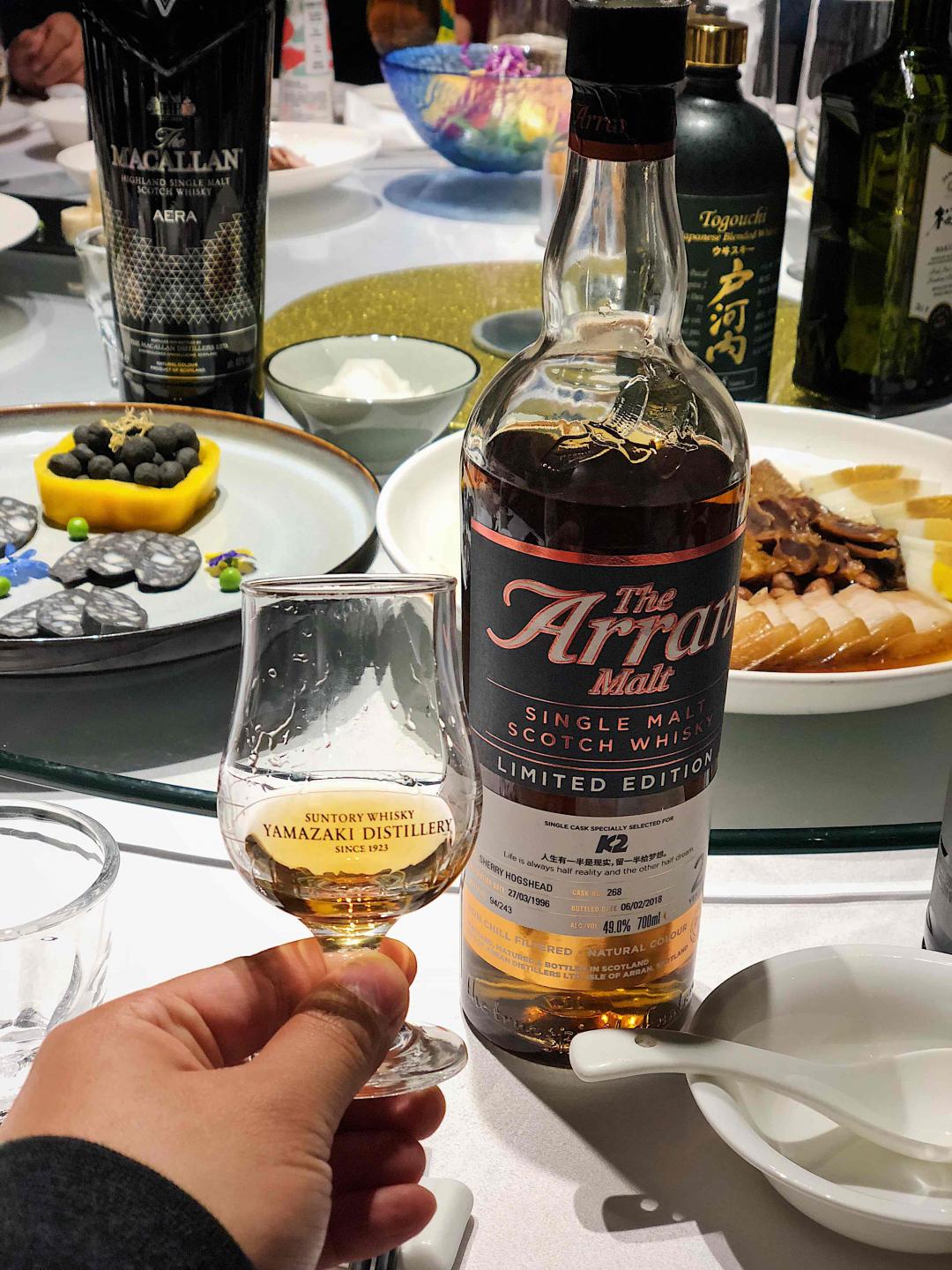 在下着秋雨的魔都夜晚，乱入了现代魔幻主义的酒局，可惜只呆了10分钟。