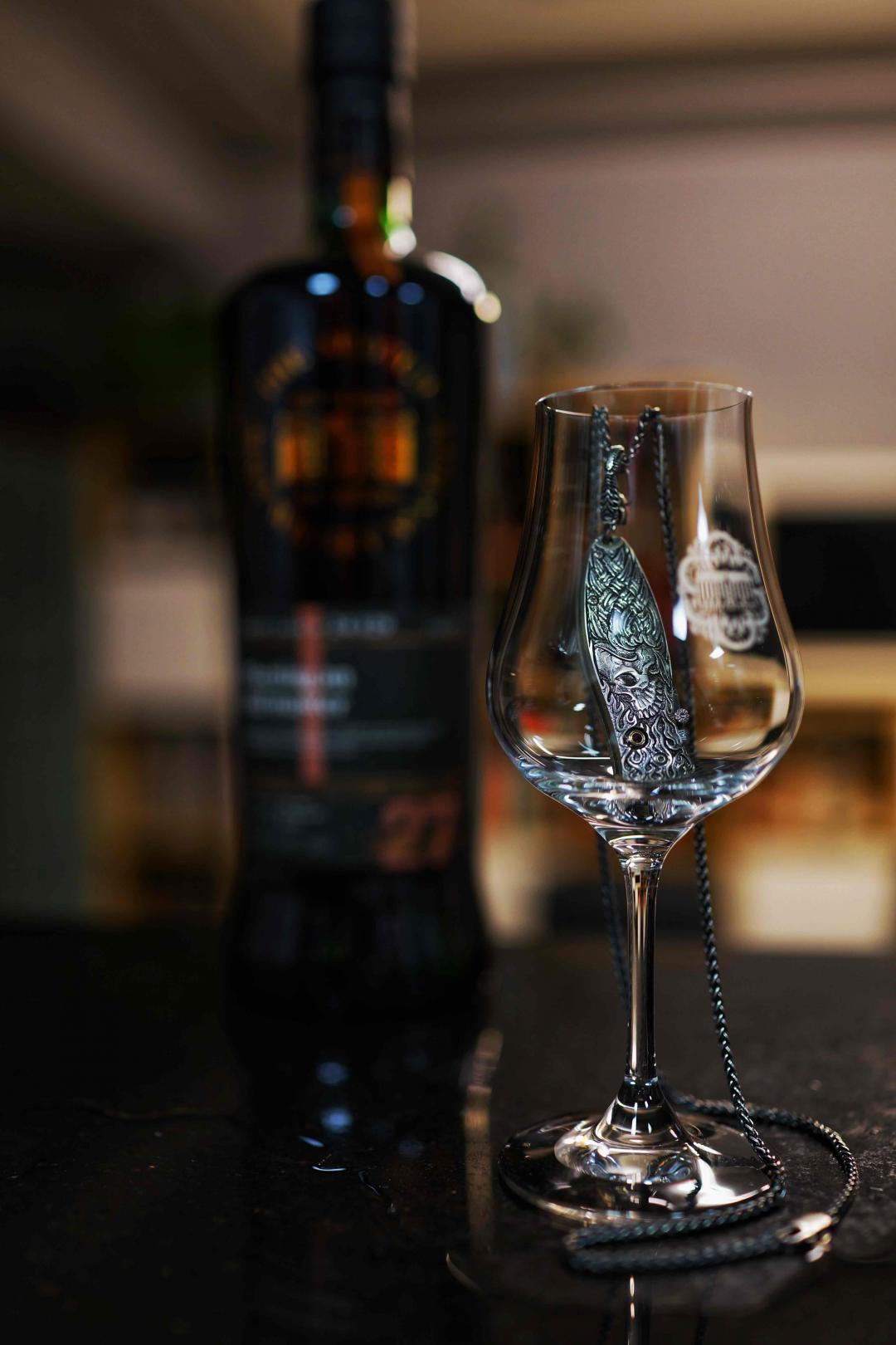 酒字头上一把刀…