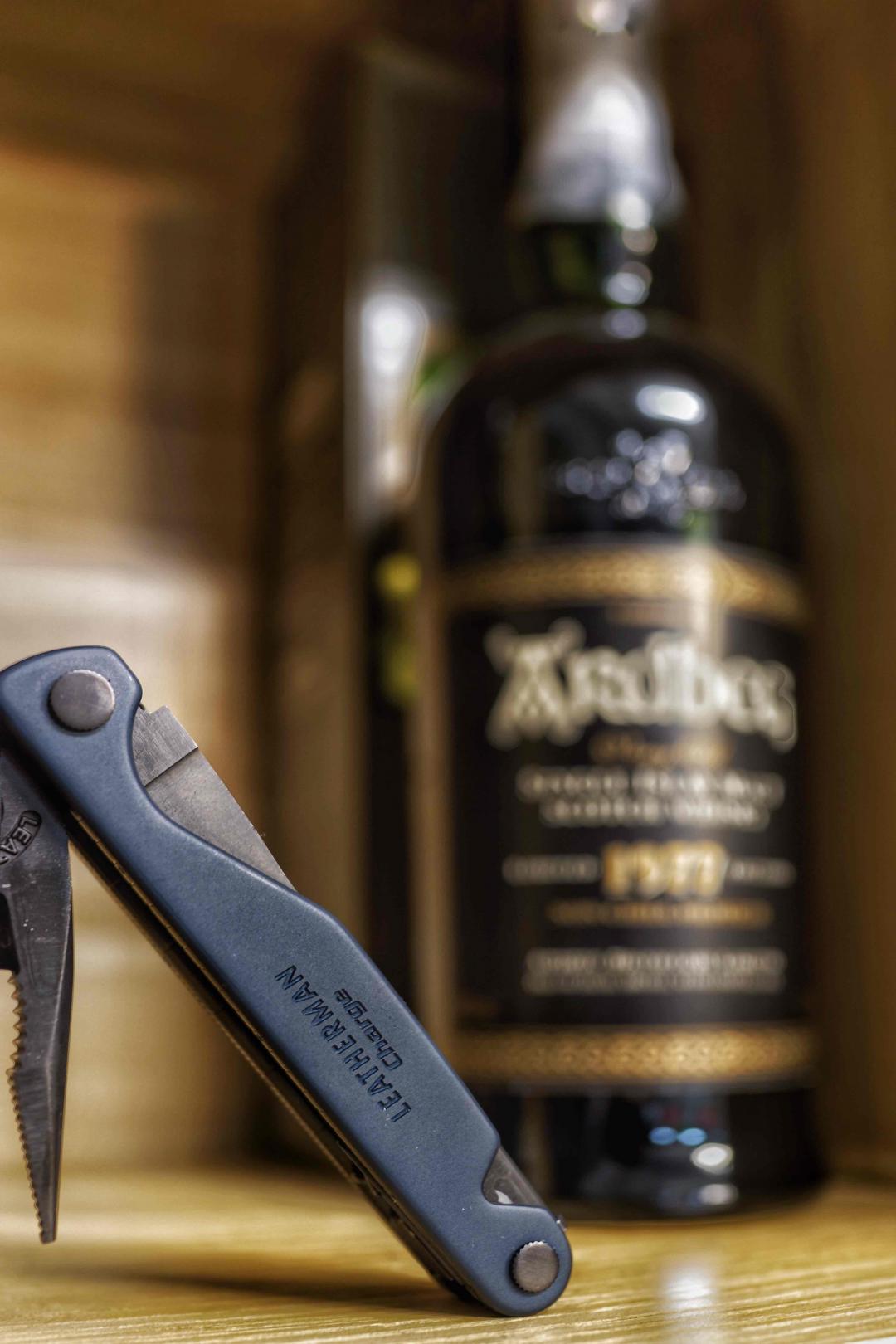 酒字头上一把刀…