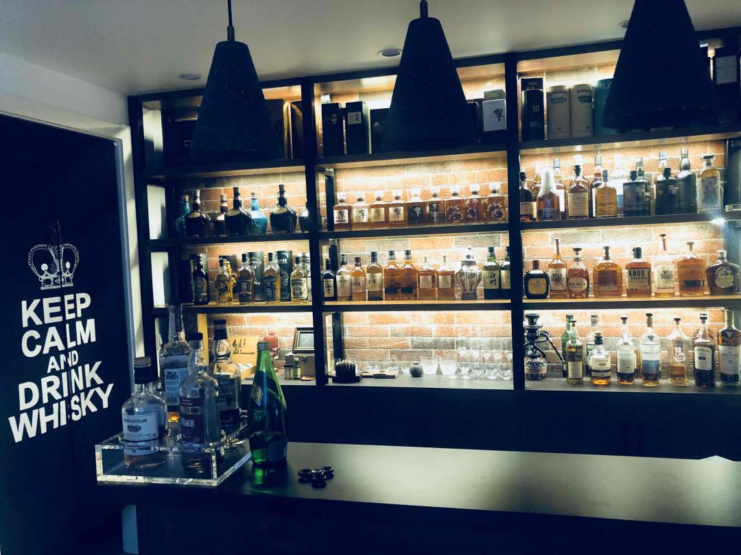 小酒吧弄好，就差好酒上架了