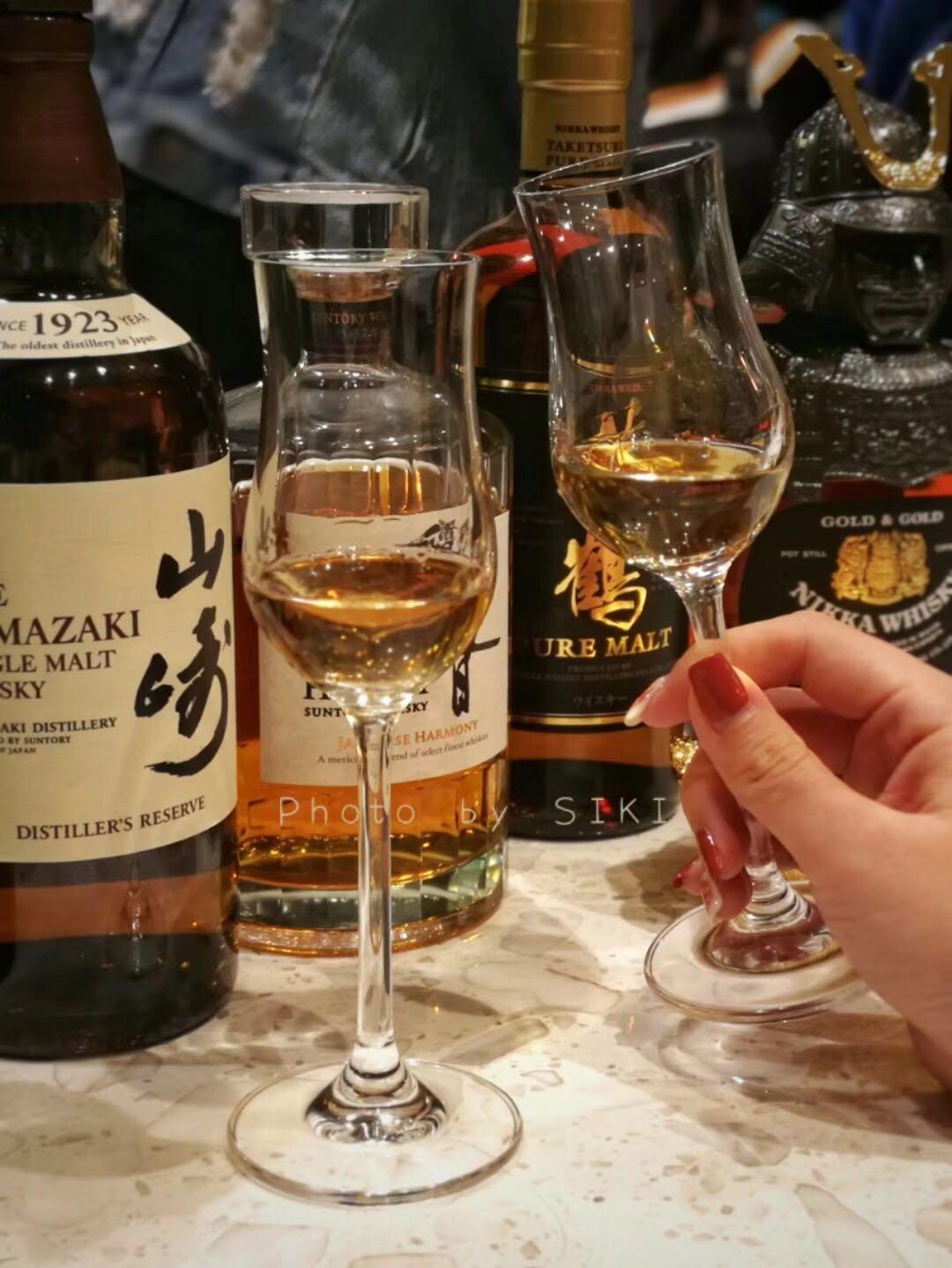 优秀的小姐姐拍照也特别高级