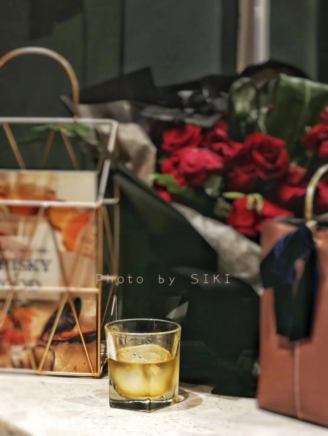 优秀的小姐姐拍照也特别高级