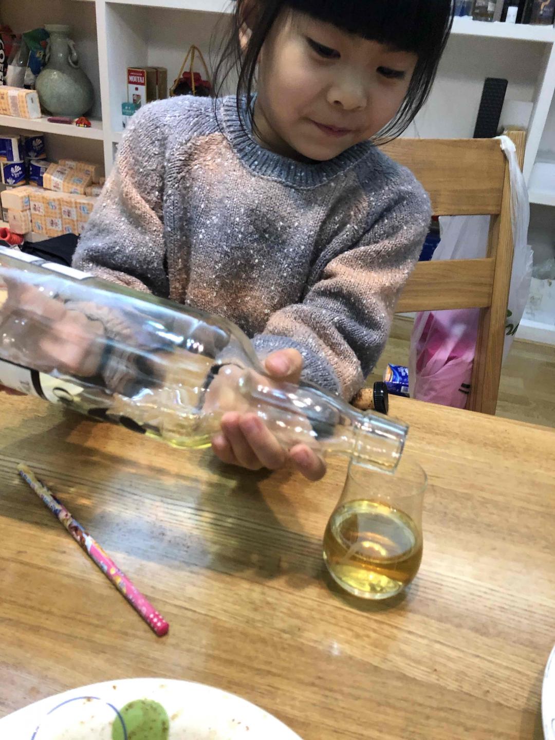 她说：瓶底这点喝喝完～