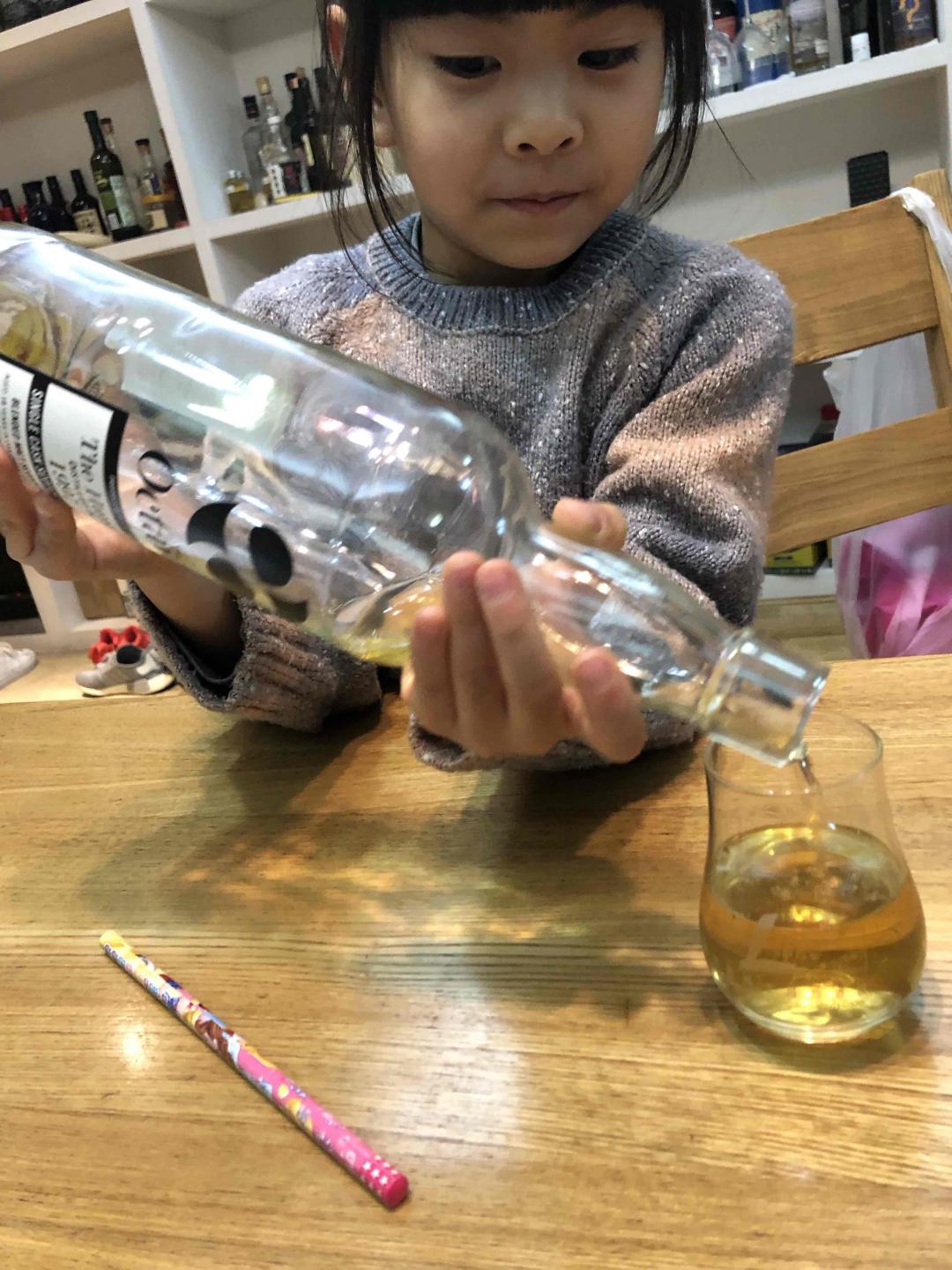 她说：瓶底这点喝喝完～