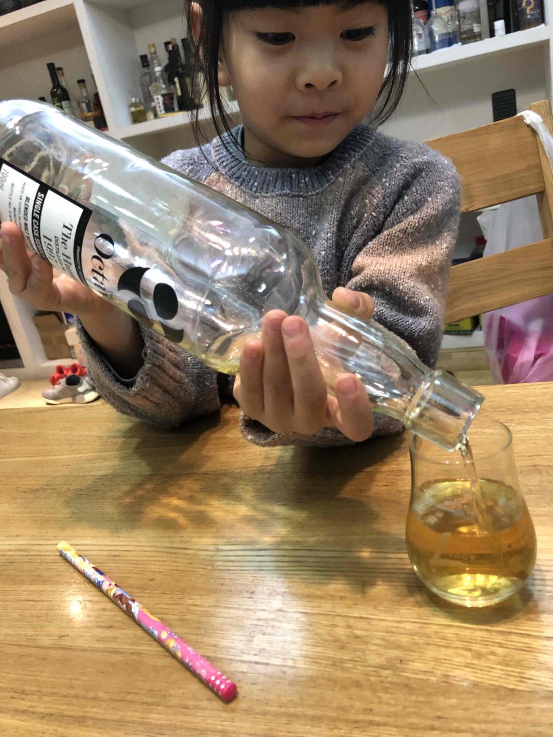 她说：瓶底这点喝喝完～