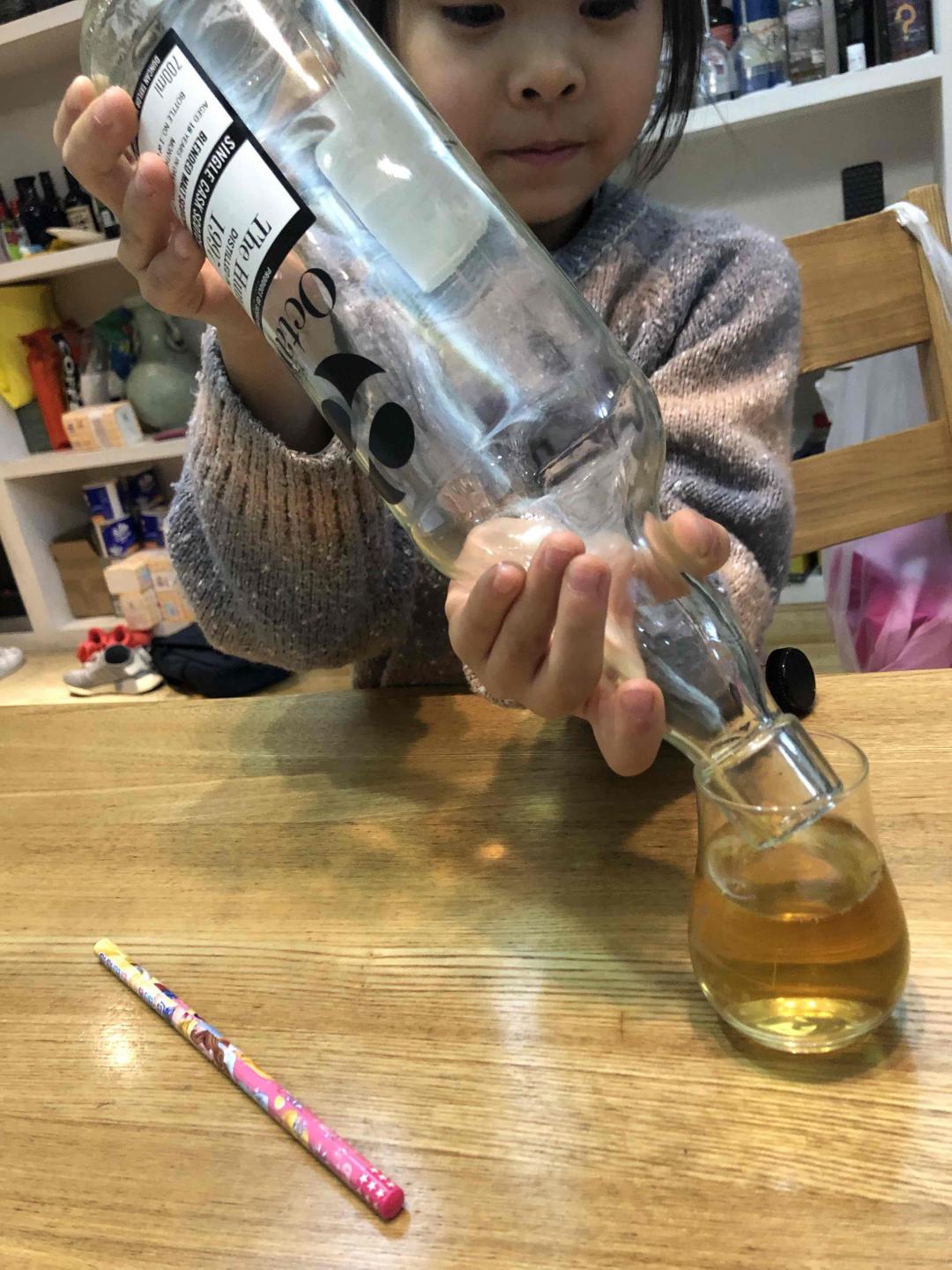 她说：瓶底这点喝喝完～