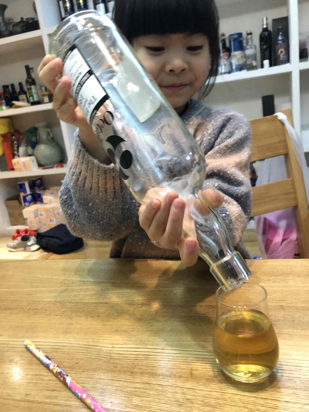 她说：瓶底这点喝喝完～