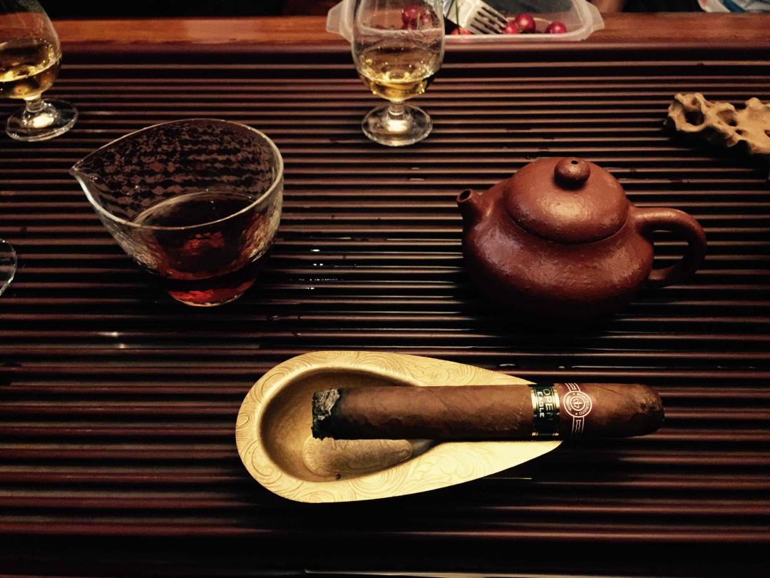 週末，黑白配<img src='https://sdata.whiskyworm.com/xcxpics/emoji_1.png' class='emoji' /><img src='https://sdata.whiskyworm.com/xcxpics/emoji_1.png' class='emoji' /><img src='https://sdata.whiskyworm.com/xcxpics/emoji_1.png' class='emoji' />