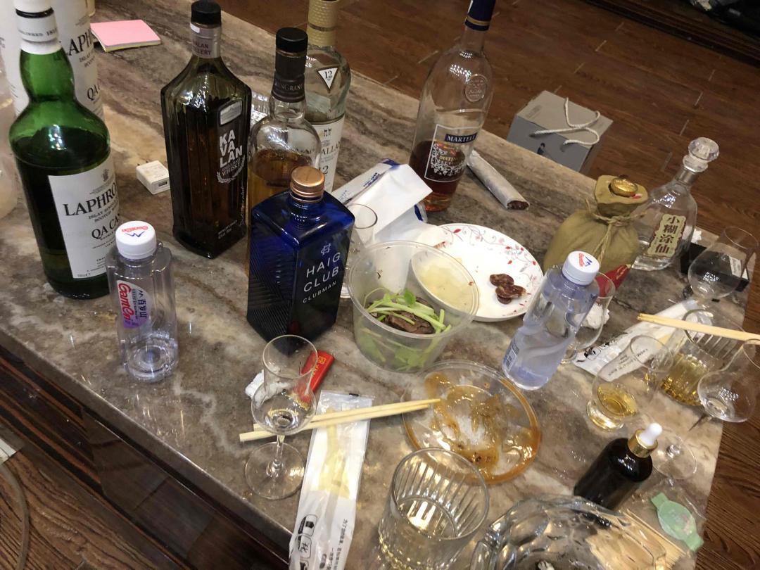 两个人的 威 、兰 、白 与黑胶