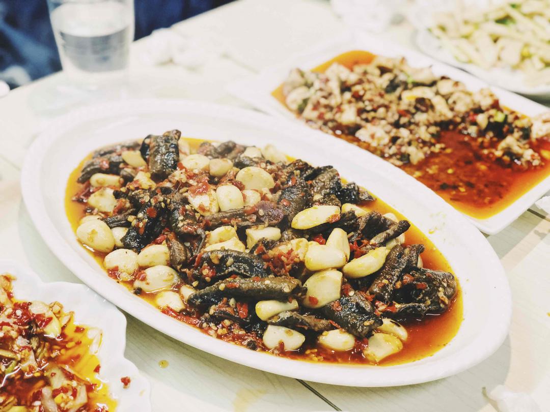 弄堂里的自贡菜，辣到哭～博若莱的清爽到是相得益彰，獭祭抽奖估计是瓶39，grappa真的不适合辣菜，其实还试了格兰菲迪，还是一边凉快去吧，连拍都不想拍。