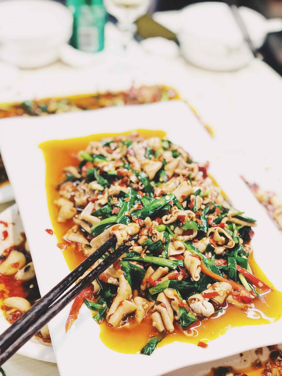 弄堂里的自贡菜，辣到哭～博若莱的清爽到是相得益彰，獭祭抽奖估计是瓶39，grappa真的不适合辣菜，其实还试了格兰菲迪，还是一边凉快去吧，连拍都不想拍。