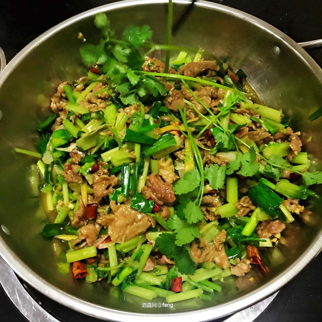 一杯酒，一碟花生米，一锅炒黄牛肉