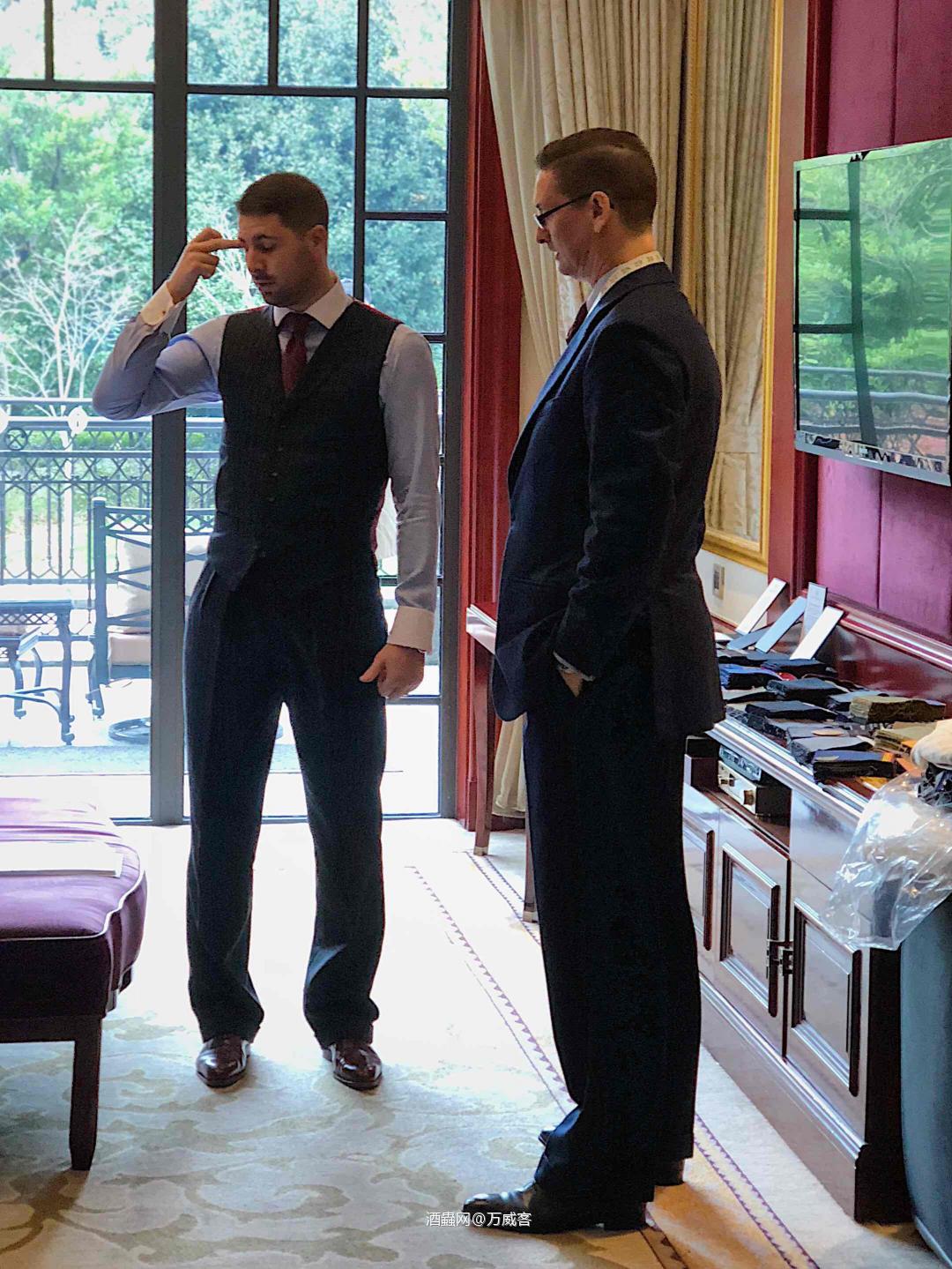 感受下来自萨维尔街的定制西服～