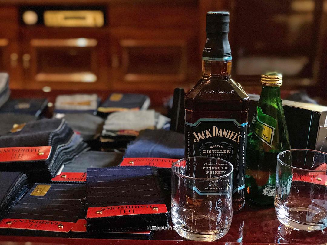 感受下来自萨维尔街的定制西服～