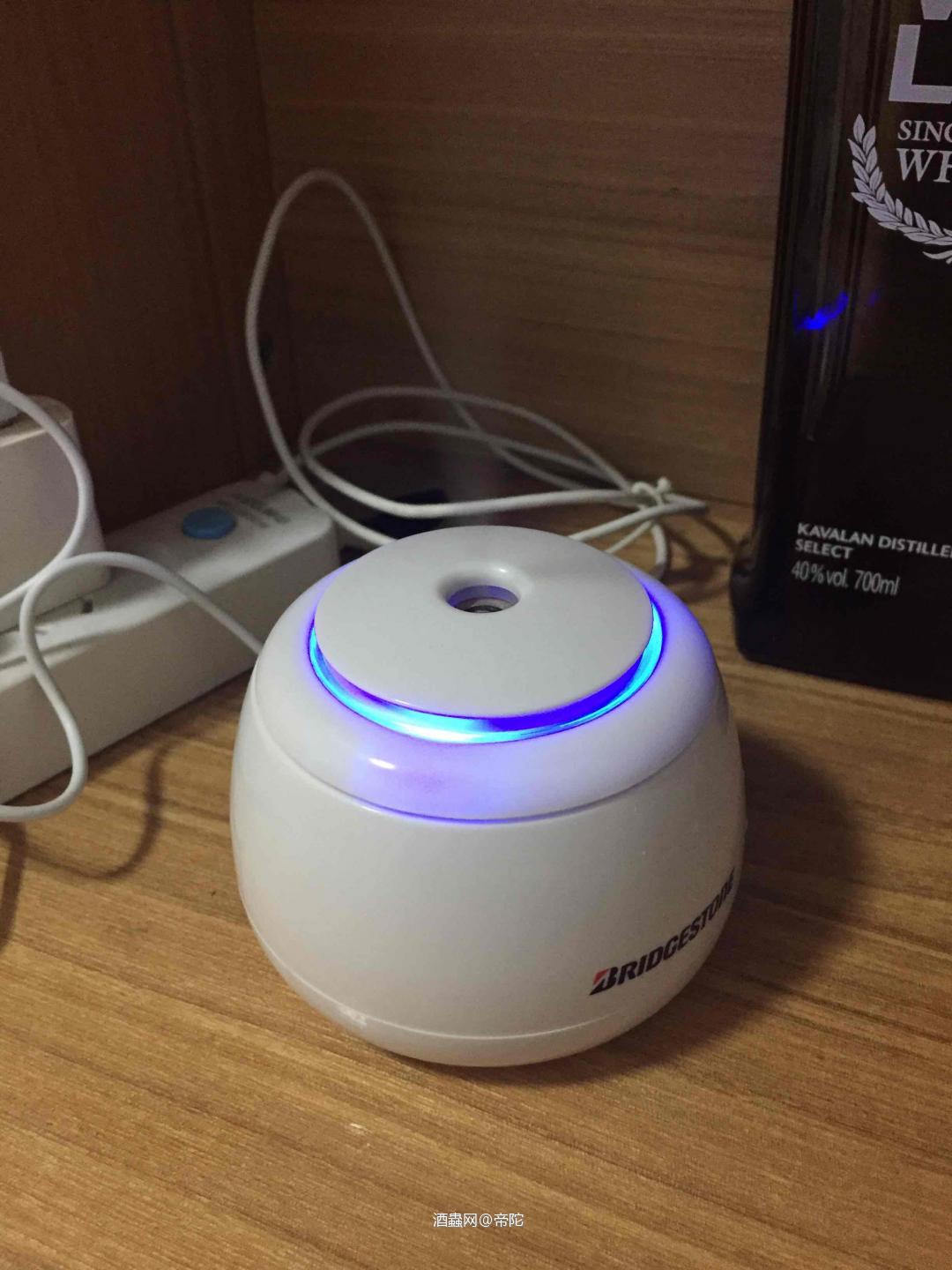 加湿器里别人放精油，我放威士忌