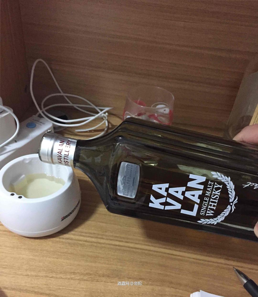 加湿器里别人放精油，我放威士忌