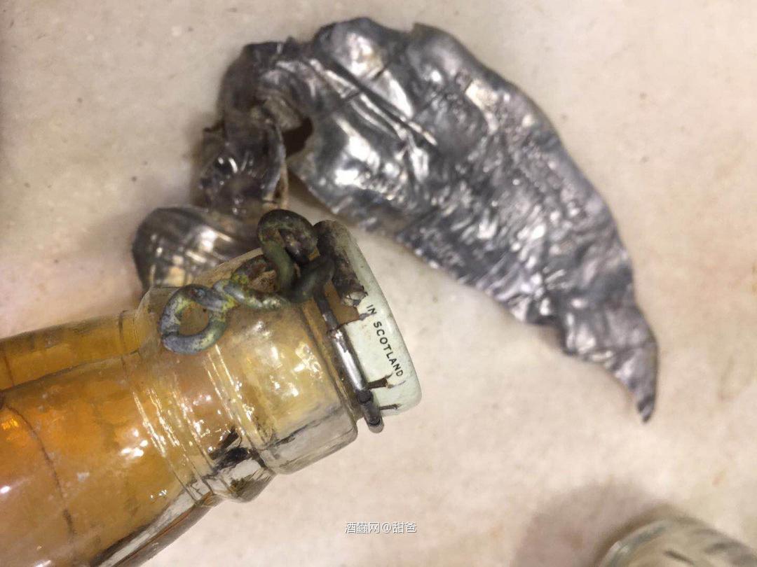 1960年彈弓頭白馬，1960年彈弓頭黑白狗🐶，水位，酒標，品相如此完美，得之惜之！！！