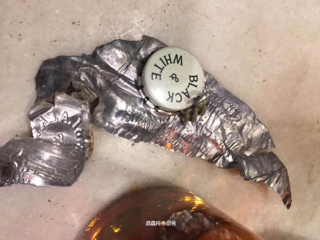 1960年彈弓頭白馬，1960年彈弓頭黑白狗🐶，水位，酒標，品相如此完美，得之惜之！！！