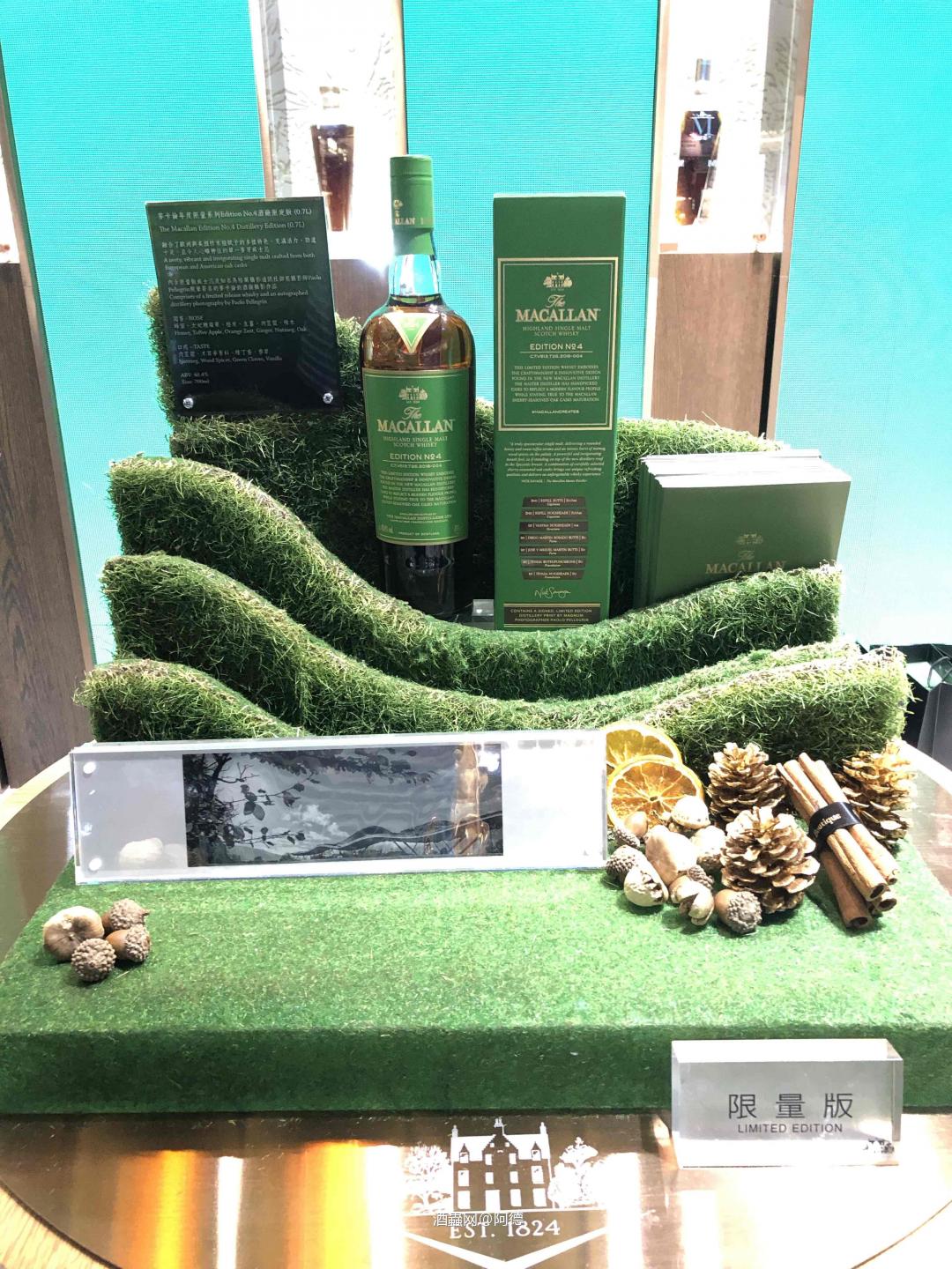 Macallan 最新攝影大師親筆限量60瓶，今天飛來廣州剛好碰到，排隊買了一下，但只能馬上帶走，所以跟我來了廣州。