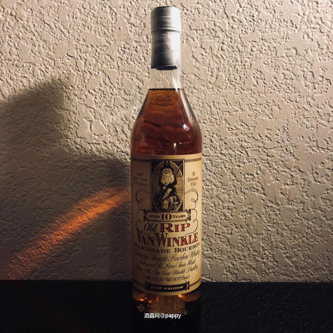 这款美妙的波本威士忌装在肯塔基的石灰岩井水里。这款威士忌与你能找到一样顺滑，柔美。Pappy Van Winkle 10 year