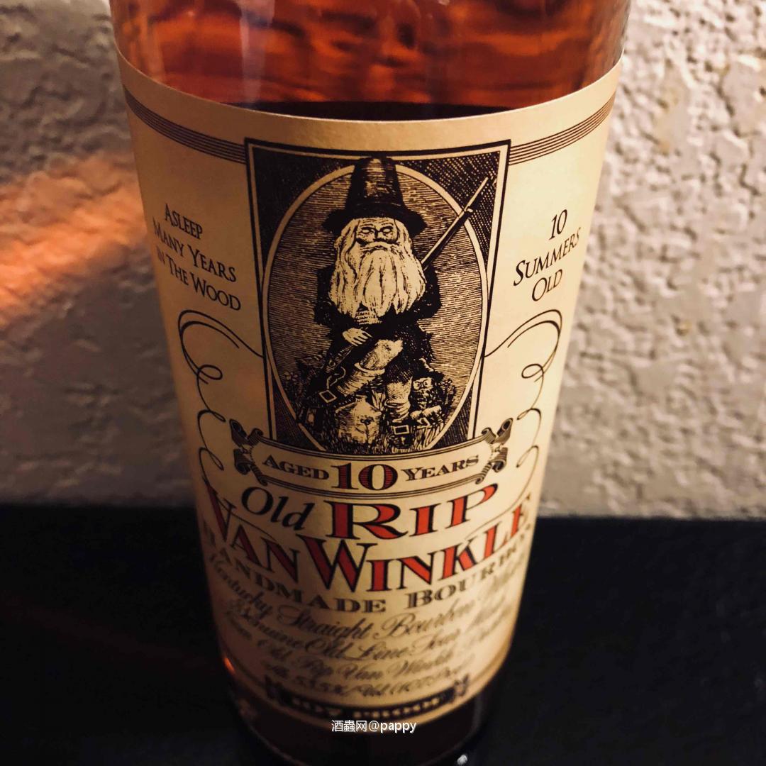 这款美妙的波本威士忌装在肯塔基的石灰岩井水里。这款威士忌与你能找到一样顺滑，柔美。Pappy Van Winkle 10 year
