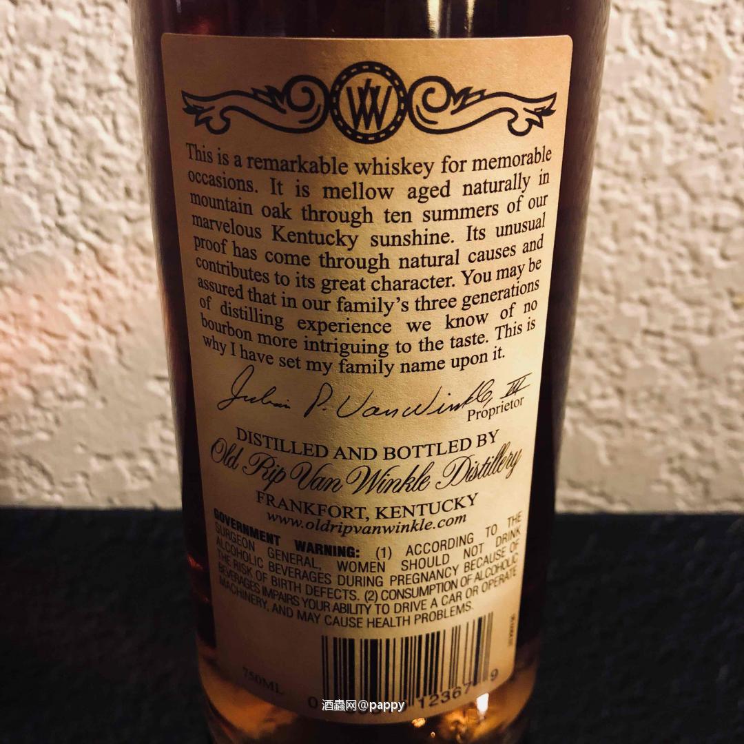 这款美妙的波本威士忌装在肯塔基的石灰岩井水里。这款威士忌与你能找到一样顺滑，柔美。Pappy Van Winkle 10 year