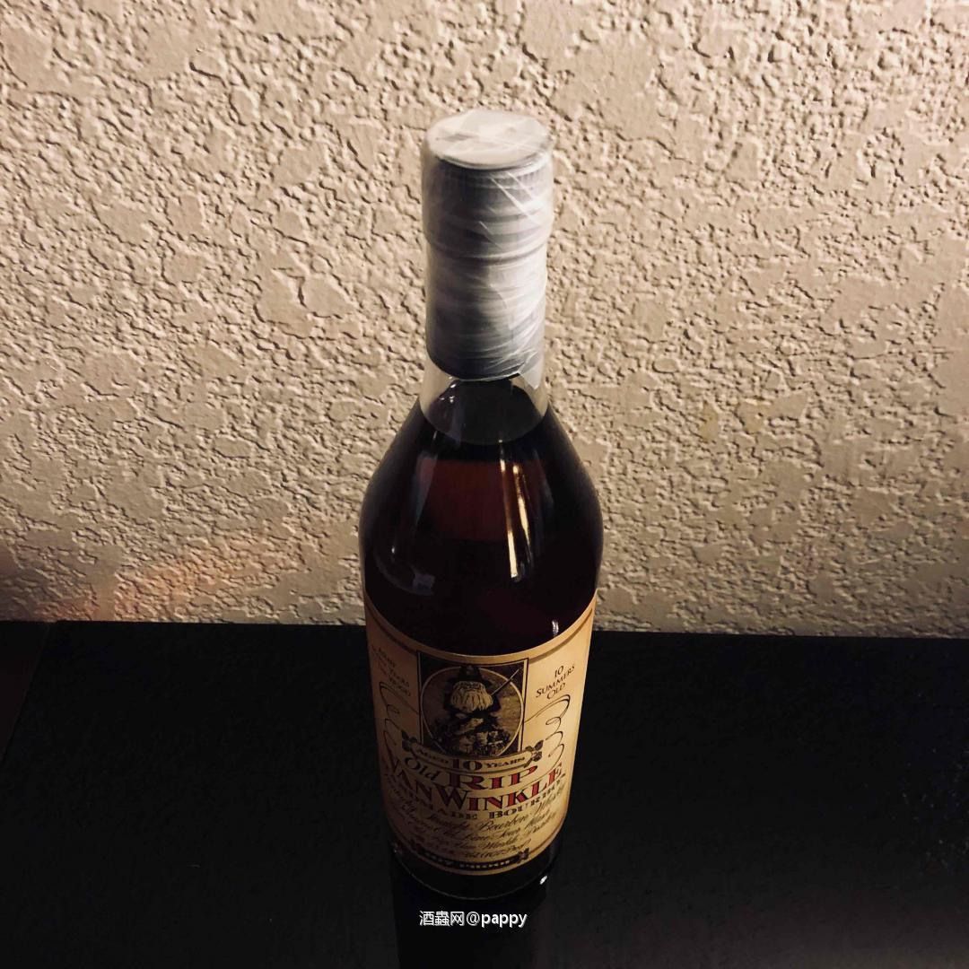 这款美妙的波本威士忌装在肯塔基的石灰岩井水里。这款威士忌与你能找到一样顺滑，柔美。Pappy Van Winkle 10 year