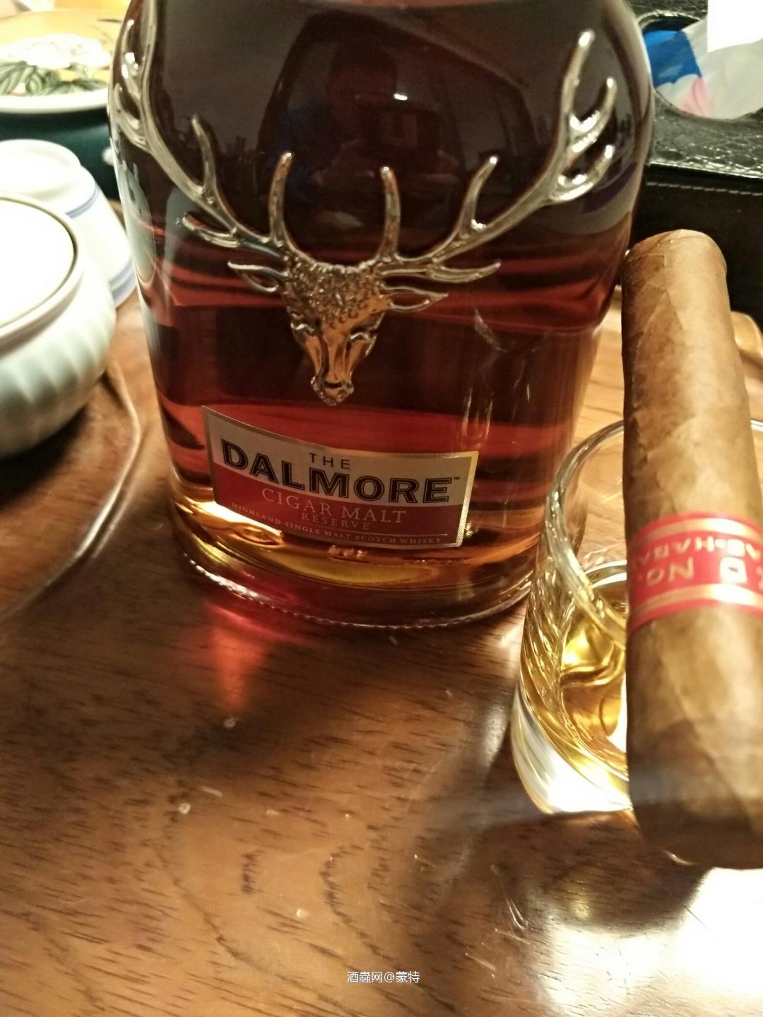 闻香淡淡的巧克力味、水果味，喝起来浓郁，厚重，配雪茄很好
