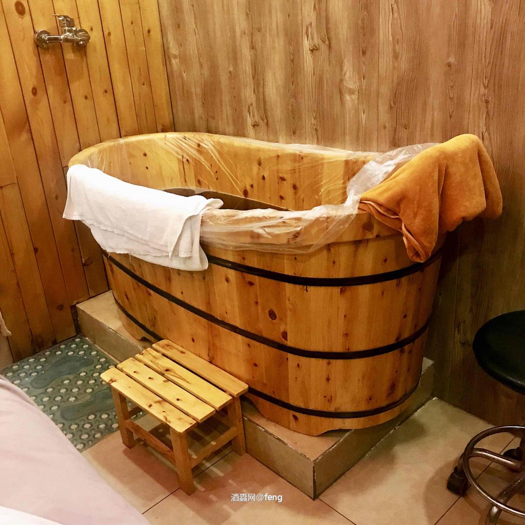 一大早泡个澡喝点酒，很舒服😌