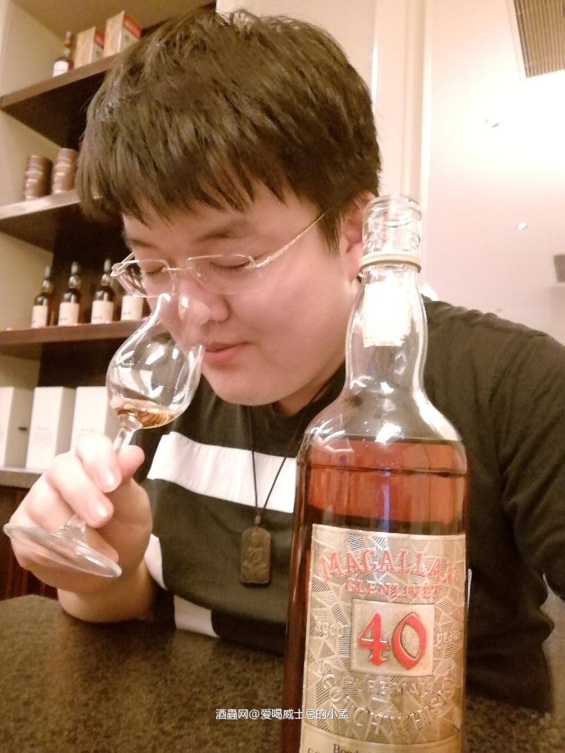 喝到好酒就忍不住自拍