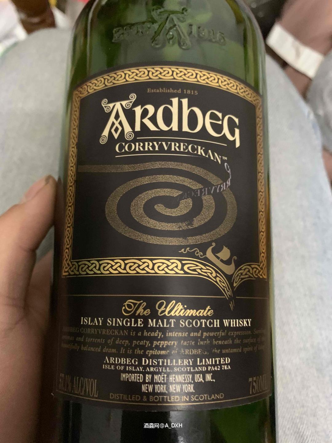 喝完了 没了 威士忌的酒瓶是我唯一不想扔掉的酒瓶