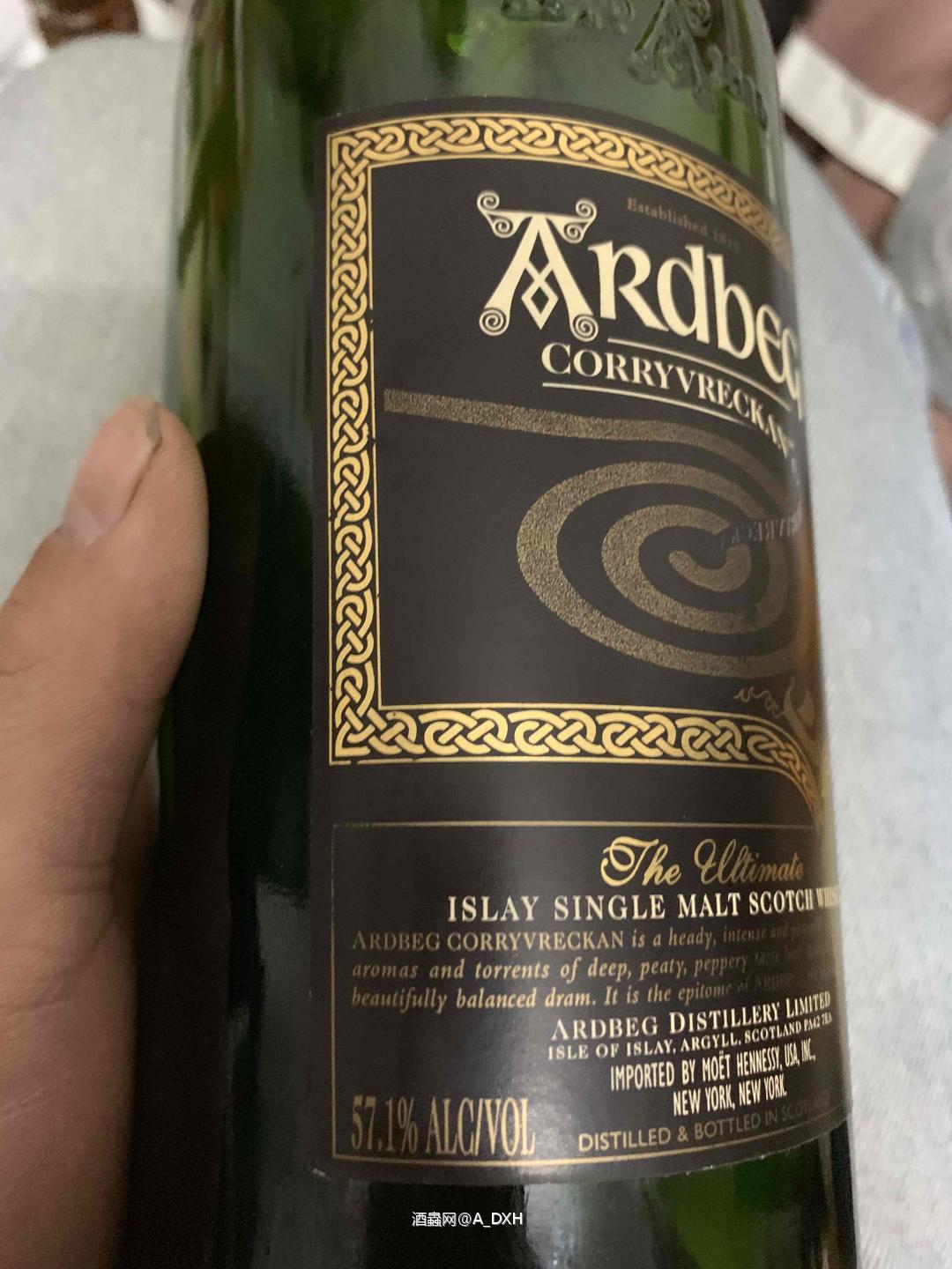 喝完了 没了 威士忌的酒瓶是我唯一不想扔掉的酒瓶