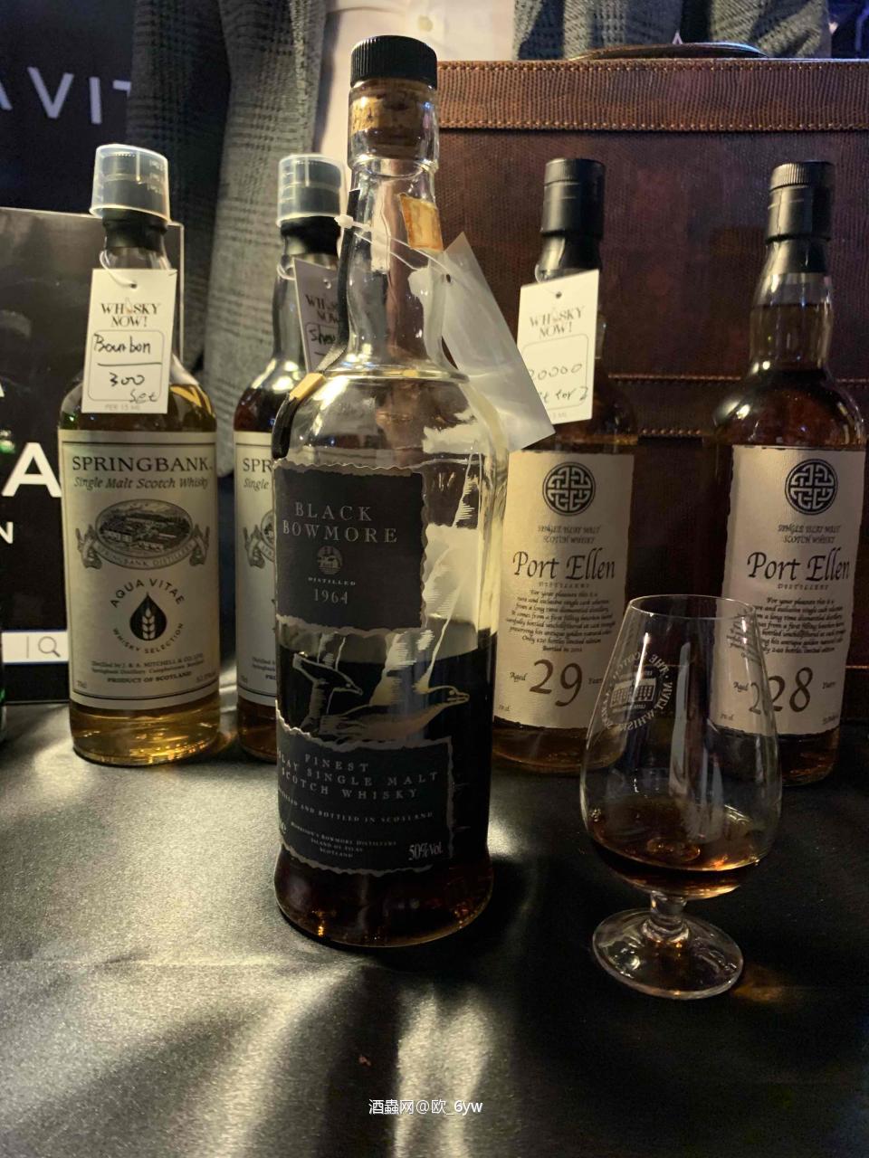 然后。。然后就是黑波魔了。。。第一版，朋友就是冲他而来的，我有幸咪了一口，嗯，就是某cws的某一款酒的老酒版（沉稳舒服入口），更加丰富的肥皂水味（呃吐），枣味，某wf的某serge大神说某酒接近黑波，是真的。因为我都喝得出像。我跟朋友都一致表态更喜欢某款xx97年的那款，可能是我们还年轻，更喜欢嫩一点敢跟你玩得嗨，而不是那种早早就劝你不要再喝了然后拼命照顾你让你清醒回家的那种。（老子出来是有目的的！）可能等我45岁的时候，黑波会更对我口味，but now，以我咪了一口的感觉：no.ps.某酒要是再次涨价了，麻烦你们给我一点hard sell的小费可以吗？