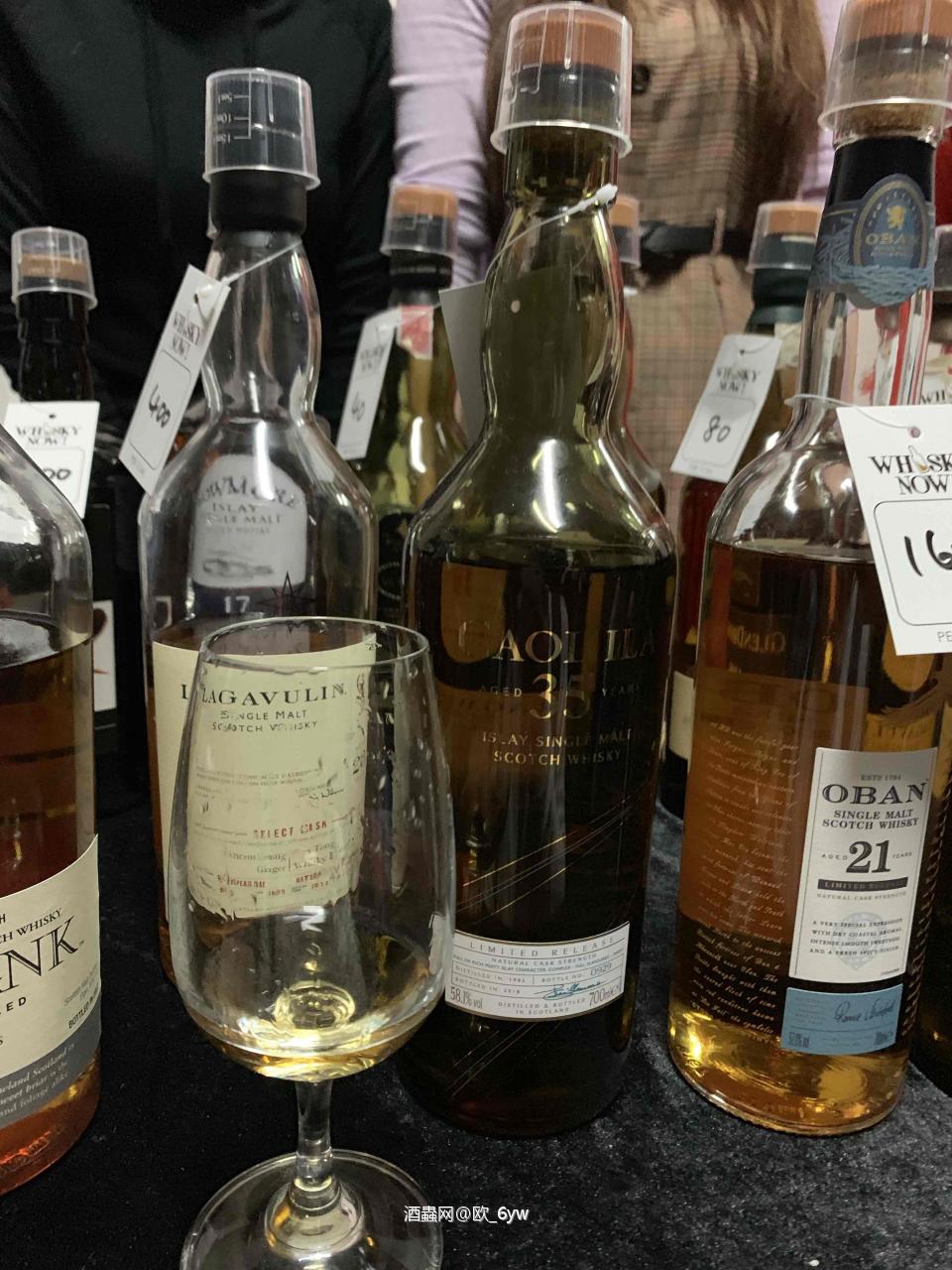 惊艳3 拉尔里拉35年sr，这个喝下去也是洗舌头，然后比lagajazz更加有层次地犹如昙花一样一层一层传递甜美系艾雷岛给你的舌头。花开至高潮。这可能是2018sr里面最好的酒了，希望他掉价，我再买一瓶。喝过的卡尔里拉里面最好的了。ps。xop的卡尔里拉35比这个差远了。。。这三个惊艳了我的酒，可能是因为本来就没有期待他有什么表现吧，如果有期待的话，，，，，