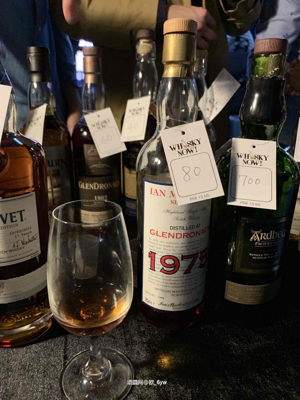 下面就随便说说好了，反正也不会记得太清，1975多纳，一般般咯，就是很多纳。阿贝28，哈哈，就是很阿贝咯，阿贝老板10，不错，吓到我了。阿贝30年，嗯，就是老酒的阿贝。。。舒服咯。oscuro，啊~好舒服的酒啊~~麦卡伦25，啊~~~太舒服的酒了啊~ 是我喜欢的味道。