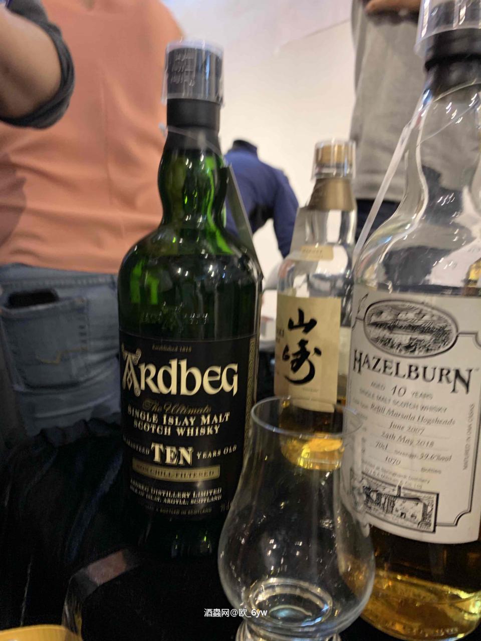 下面就随便说说好了，反正也不会记得太清，1975多纳，一般般咯，就是很多纳。阿贝28，哈哈，就是很阿贝咯，阿贝老板10，不错，吓到我了。阿贝30年，嗯，就是老酒的阿贝。。。舒服咯。oscuro，啊~好舒服的酒啊~~麦卡伦25，啊~~~太舒服的酒了啊~ 是我喜欢的味道。