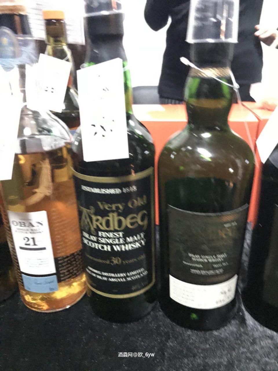 下面就随便说说好了，反正也不会记得太清，1975多纳，一般般咯，就是很多纳。阿贝28，哈哈，就是很阿贝咯，阿贝老板10，不错，吓到我了。阿贝30年，嗯，就是老酒的阿贝。。。舒服咯。oscuro，啊~好舒服的酒啊~~麦卡伦25，啊~~~太舒服的酒了啊~ 是我喜欢的味道。