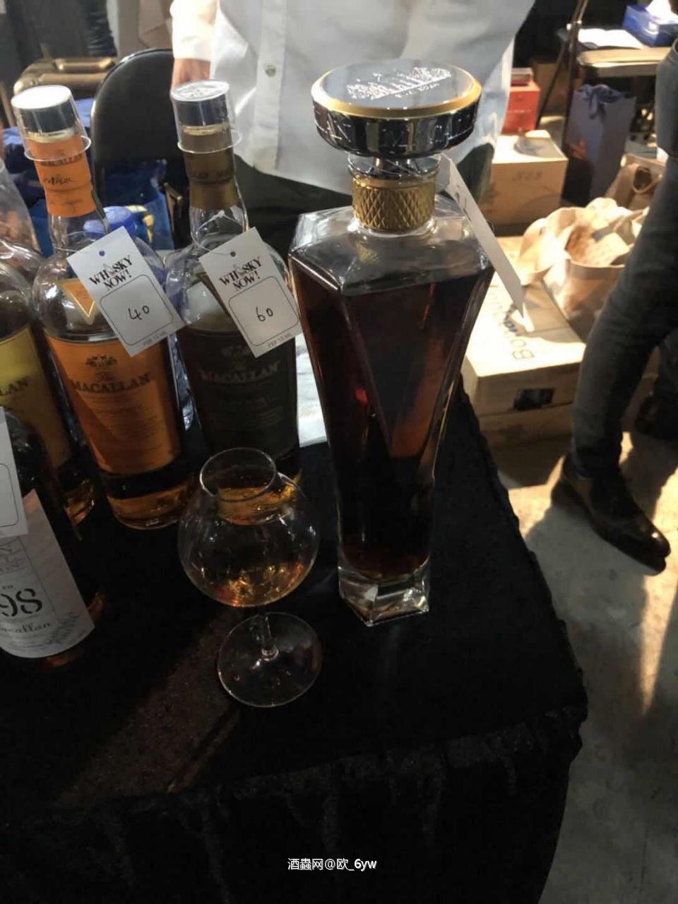 下面就随便说说好了，反正也不会记得太清，1975多纳，一般般咯，就是很多纳。阿贝28，哈哈，就是很阿贝咯，阿贝老板10，不错，吓到我了。阿贝30年，嗯，就是老酒的阿贝。。。舒服咯。oscuro，啊~好舒服的酒啊~~麦卡伦25，啊~~~太舒服的酒了啊~ 是我喜欢的味道。