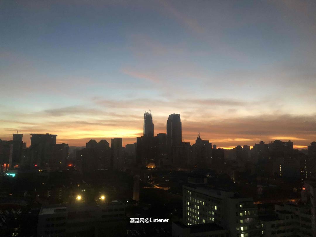 城市的日与夜，酒杯莫停