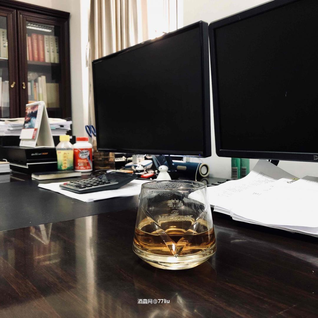 有哪位朋友也还在办公室坚守<img src='https://sdata.whiskyworm.com/xcxpics/emoji_21.png' class='emoji' />