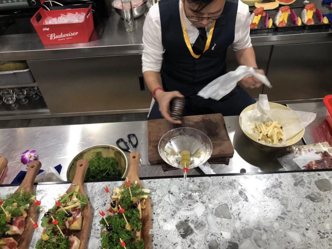 我热爱工作，工作使我快乐到忘记烦恼…………