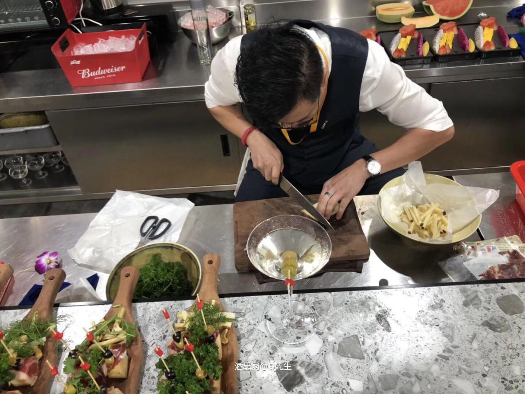 我热爱工作，工作使我快乐到忘记烦恼…………