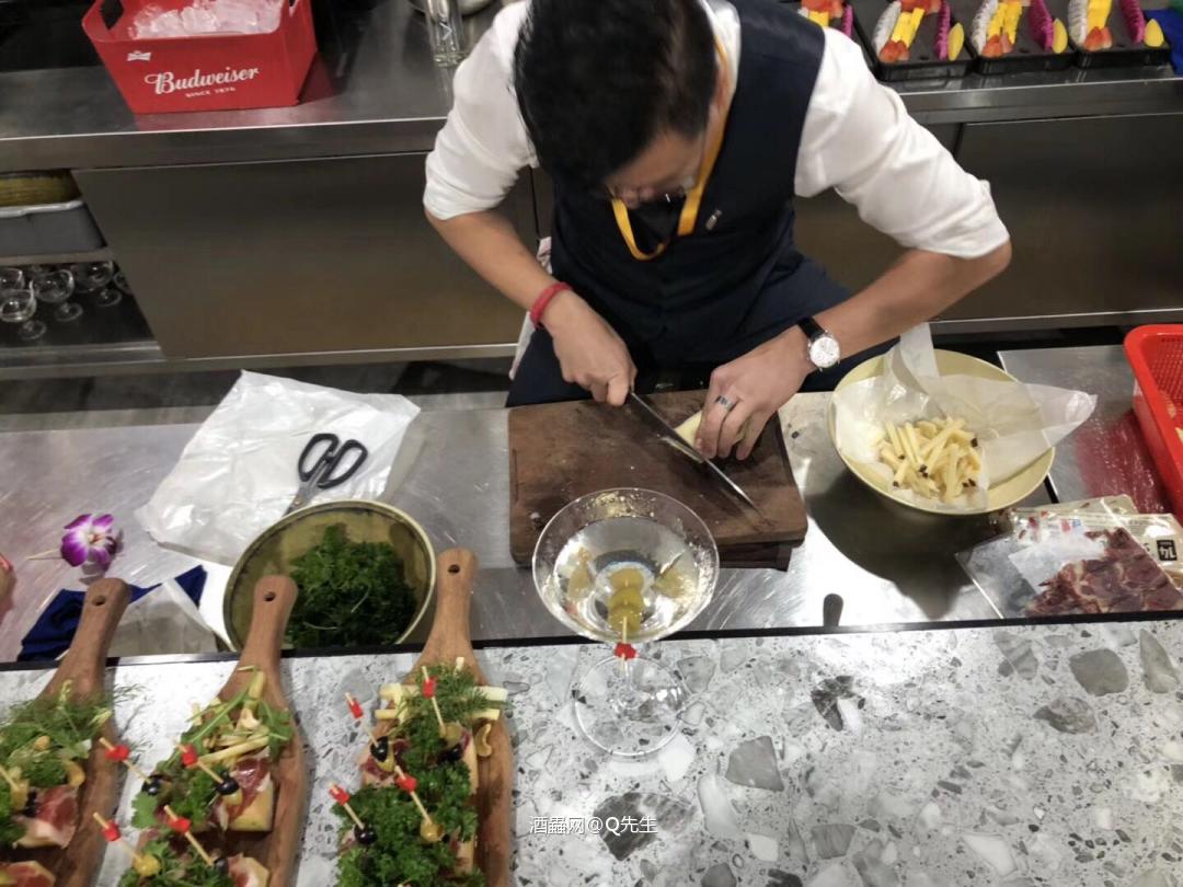 我热爱工作，工作使我快乐到忘记烦恼…………