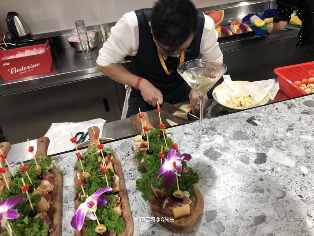 我热爱工作，工作使我快乐到忘记烦恼…………