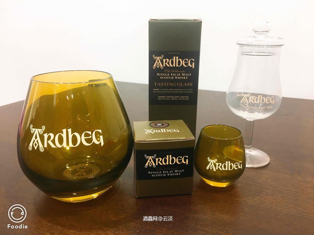 遇到投缘酒友又聊到很晚！还给我带了周边太意外了<img src='https://sdata.whiskyworm.com/xcxpics/emoji_45.png' class='emoji' />在这里谢过<img src='https://sdata.whiskyworm.com/xcxpics/emoji_84.png' class='emoji' />酒虫确实是个非常好的平台，能给大家很多交流的机会，认识更多新的朋友👍