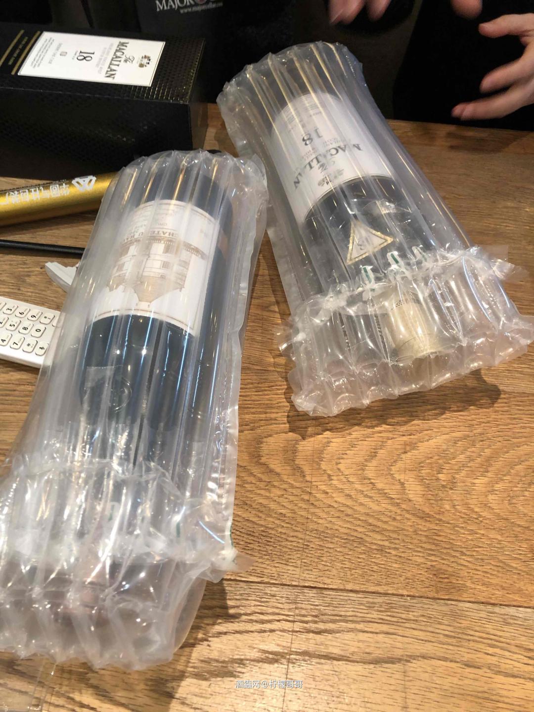 临时去香港有事，回来前顺便带回两瓶酒